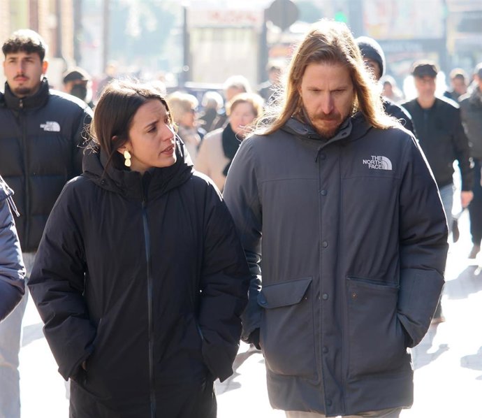 Archivo - La secretaria política de Podemos, Irene Montero, y el secretario de organización y portavoz de Podemos, Pablo Fernández, en la Plaza de Fuente Dorada, a 30 de enero de 2024, en Valladolid, Castilla y León (España). 