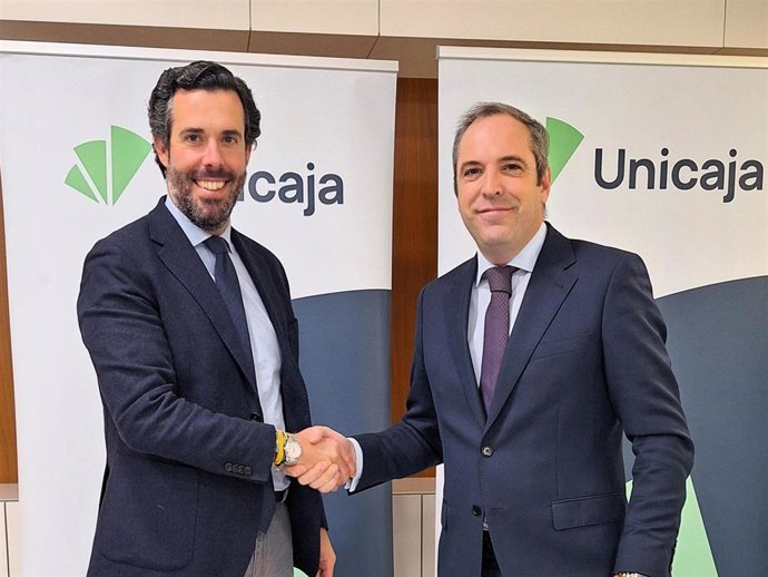 El presidente de CECAP Asturias, Pablo García, junto al director Territorial Norte de Unicaja, Iñaki Pradera.