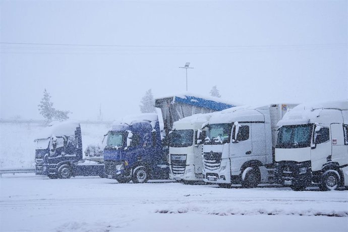 Archivo - Imagen de archivo de camiones parados por la nieve.