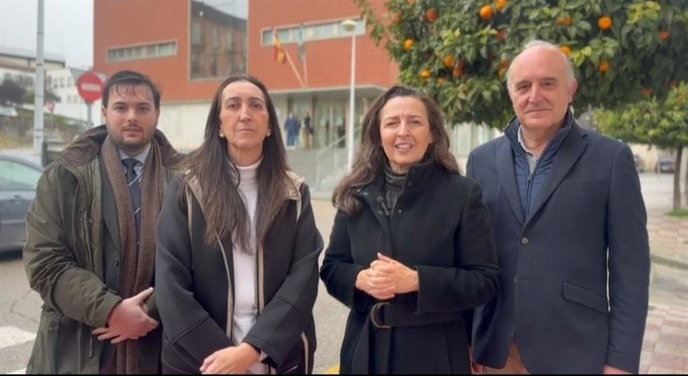 Representantes de Vox ante el Juzgado de Primera Instancia e Instrucción de Montoro (Córdoba) que lleva la causa del grave accidente ferroviario ocurrido en Adamuz el domingo 18 de enero, que ha causado 45 muertos.