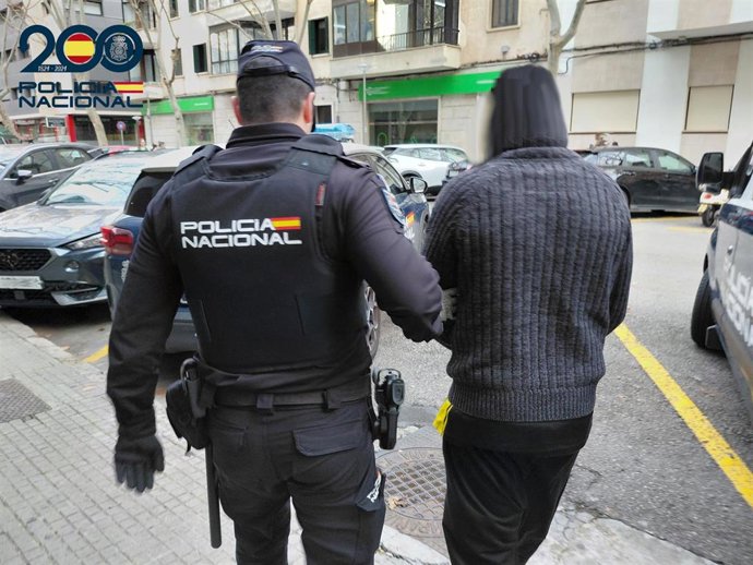 Un agente de la Policía Nacional con el detenido por la agresión sexual a sus sobrinas.