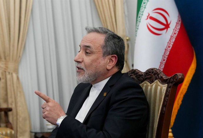15 de janeiro de 2026, Teerã, Irã: O ministro das Relações Exteriores iraniano, ABBAS ARAGHCHI, fala durante uma entrevista ao canal Fox News Channel (FNC) em Teerã.
