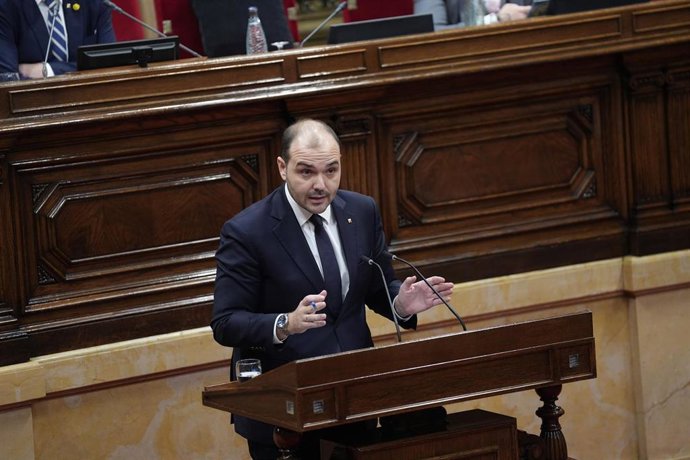 El conseller de la Presidencia, Albert Dalmau, interviene durante una comparecencia, en el Parlament de Catalunya, a 28 de enero de 2026, en Barcelona, Catalunya (España). 