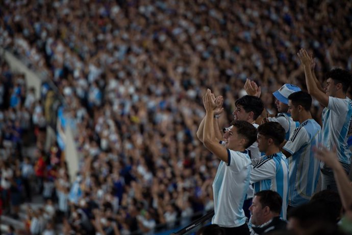 Archivo - 23 March 2023, Argentina, Buenos Aires: Fans cheer the Argentine national team during the friendly soccer match between Argentina and Panama at the Monumental Stadium. Photo: Florencia Martin/dpa