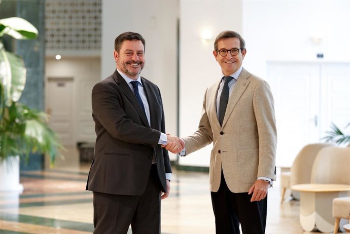 El consejero de Industria, Energía y Minas,  Jorge Paradela, y el presidente de Innova IRV, Ezequiel Navarro.