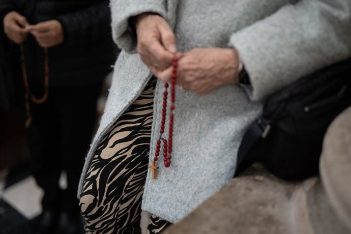 Archivo - Feligreses rezando durante una oración.