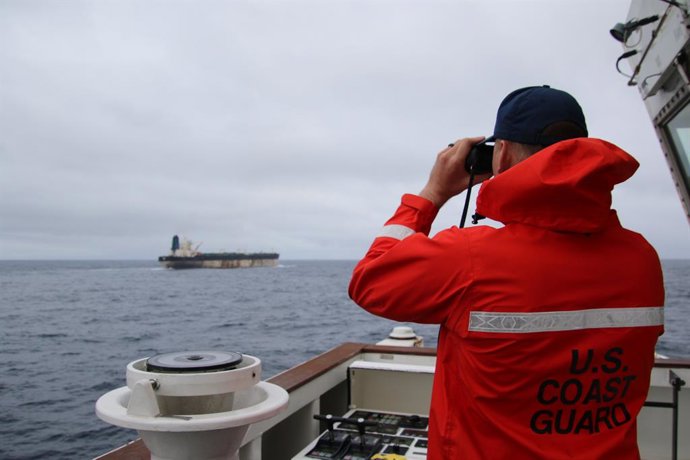 HANDOUT - 07 January 2026, ---: A handout photo taken from the X account of US European Command @US_EUCOM showing a member of the US Coast Guard observing a Venezuela-linked oil tanker which is travelling off British waters. US forces are reportedly attem