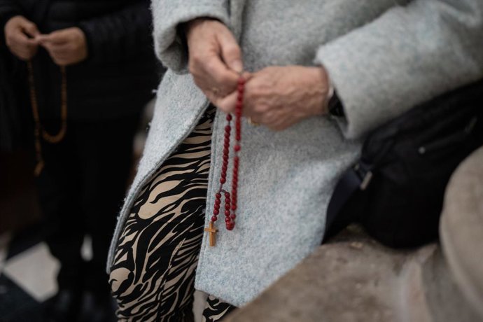 Archivo - El Feligreses rezando durante una oración por el Papa Francisco en la Catedral de la Almudena, a 27 de febrero de 2025, en Madrid (España). La Archidiócesis de Madrid ha organizado un encuentro con todos los fieles, parroquias, vida consagrada, 