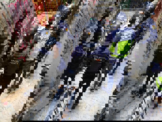 Agentes de la Policía Nacional y la Policía Local de Palma durante un operativo en la antigua prisión. 