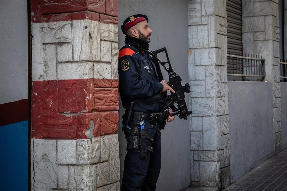 Archivo - Un agente de la unidad ARRO de los Mossos d'Esquadra