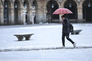 Un joven pasea por la Plaza Mayor de Salamanca.