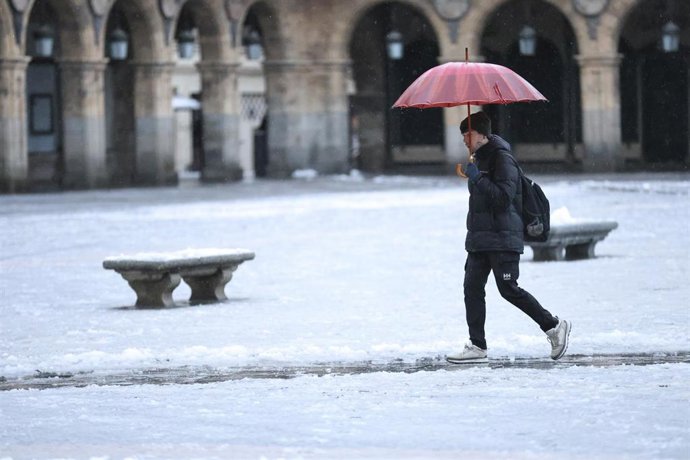 Un joven pasea por la Plaza Mayor de Salamanca.