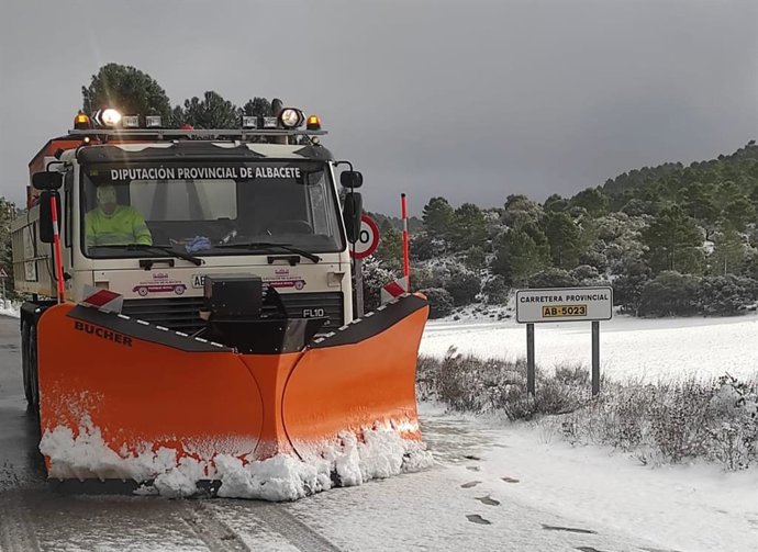 Archivo - Vehículo quitanieves de la Diputación de Albacete.