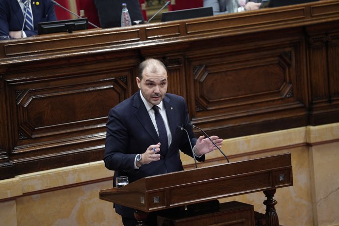 O conselheiro da Presidência, Albert Dalmau, intervém durante uma sessão de controle, no Parlamento da Catalunha, em 28 de janeiro de 2026, em Barcelona, Catalunha (Espanha). Dalmau, na qualidade de presidente, comparece hoje na sessão plenária do Parlame