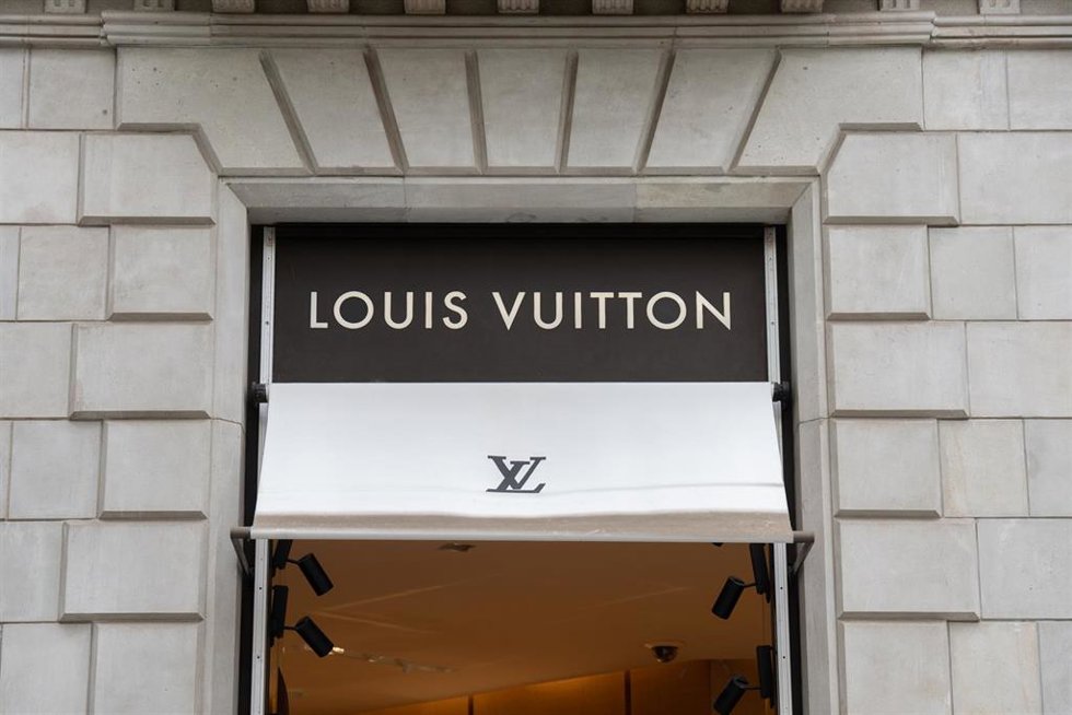 Archivo - La entrada de la tienda de Louis Vuitton del paseo de Grcia, en Barcelona, Cataluña (España)