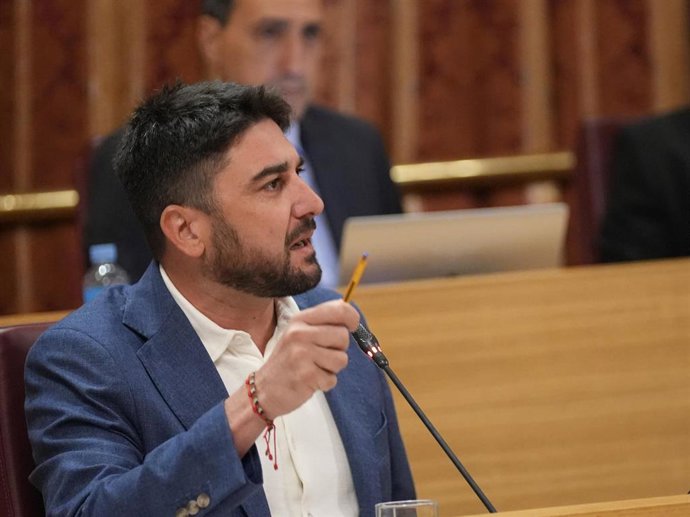 Archivo - El portavoz municipal de la confluencia Podemos-IU, Ismael Sánchez (d), durante su intervención en el Pleno extraordinario sobre el estado de la ciudad. A 21 de julio de 2025, en Sevilla (Andalucía, España). 