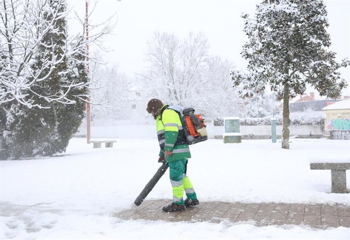 Un trabajador despeja la nieve, a 28 de enero de 2026, en Madrid (España).