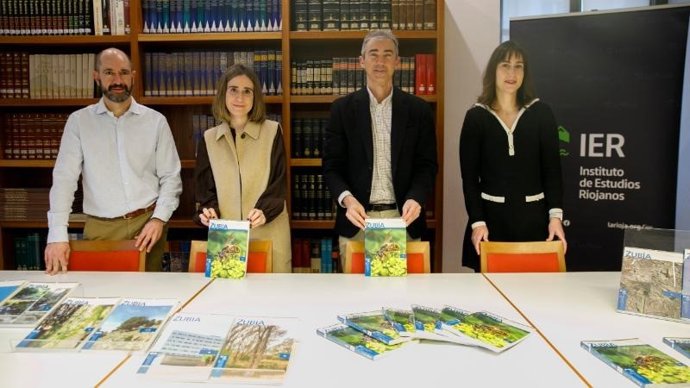 L director general de Medio Natural y Paisaje, Ignacio Sáenz de Urturi, junto a la directora de la revista Zubía, Carmen Amaia Ramírez, y las directoras del Área de Ciencias Naturales del IER, Patricia Pérez y María López, presentan el número 43 de Zubía