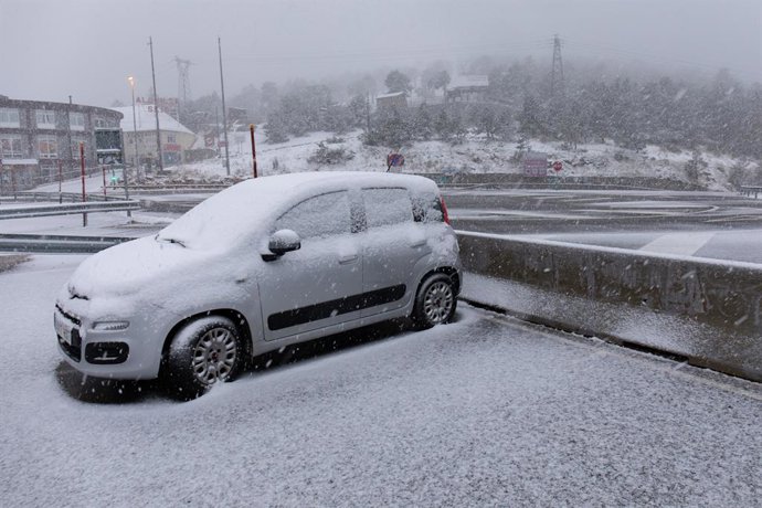 Archivo - Un coche cubierto de nieve en el Puerto de Navacerrada, a 22 de noviembre de 2021, en Madrid, (España). Los puertos de Navacerrada (M-601) y Cotos (M-604) están en nivel amarillo a causa de la nieve. Las máquinas quitanieves están trabajando en 