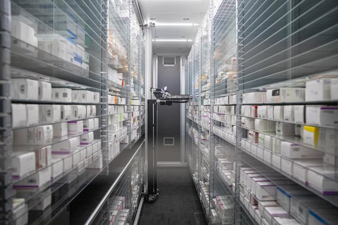 Archivo - Nuevo robot para dispensación de medicamentos en Son Espases