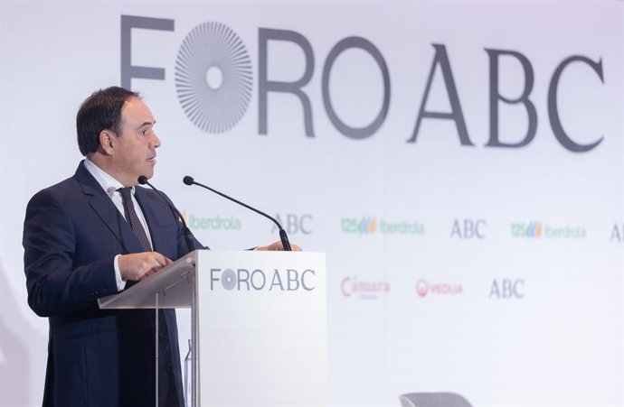 El secretari general del PP, Miguel Tellado i el president de la Generalitat, Juanfran Pérez Llorca, intervé en el Fòrum ABC, a 28 de gener del 2026, a Madrid (Espanya).