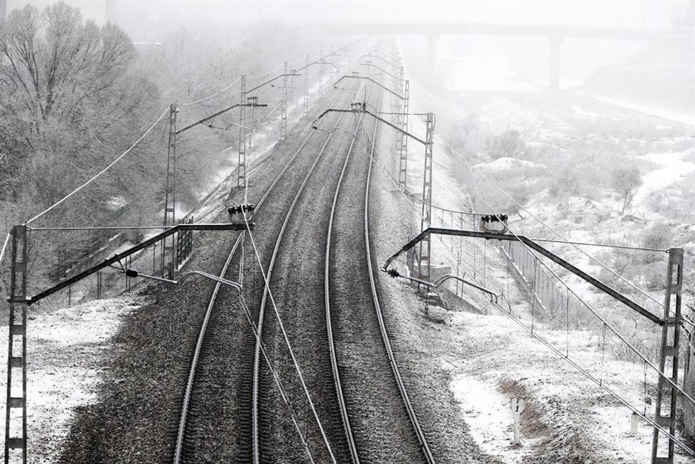 Archivo - Imagen de archivo de vías de tren cubiertas por nieve