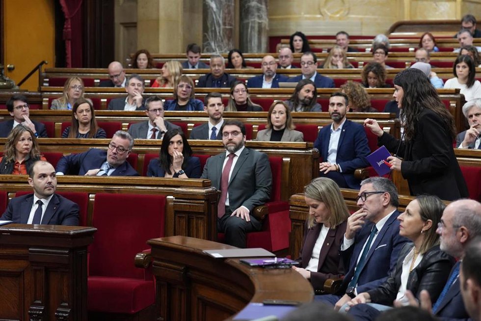 La diputada de Junts Mónica Sales interviene durante una sesión de control, en el Parlament de Catalunya, a 28 de enero de 2026, en Barcelona, Catalunya (España). Dalmau, en funciones de presidente, comparece hoy en el pleno del Parlament a petición pro