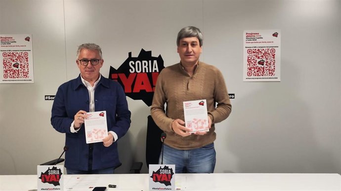 Ángel Ceña (izda) y José Antonio Palomar presentan el programa electoral abierto con el que captar iniciativas ciudadanas.