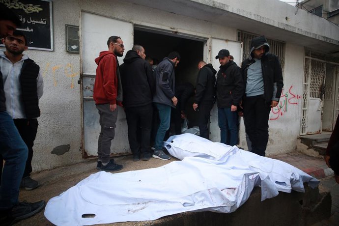 Archivo - Arquivo - 13 de dezembro de 2025, Cidade de Gaza, Faixa de Gaza, Território Palestino: Vários feridos e mortos chegaram ao Hospital Al-Shifa, em Gaza, após um ataque aéreo israelense a um carro a oeste da cidade de Gaza, em 13 de dezembro de 202