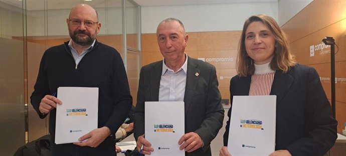 El síndic de Compromís, Joan Baldoví, y los diputados Jesús Pla y Paula Espinosa presentan una proposición de ley