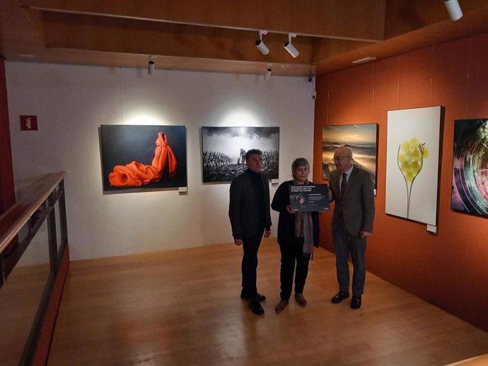 'La Dama', Un Bodegón Compuesto Por Una Botella De Vino Ataviada Con Una Capa Roja, Ganadora De 'El Rioja Y Los 5 Sentidos'