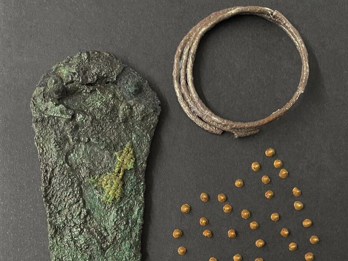 Muestra sobre ajuar funerario de la Edad de Bronce