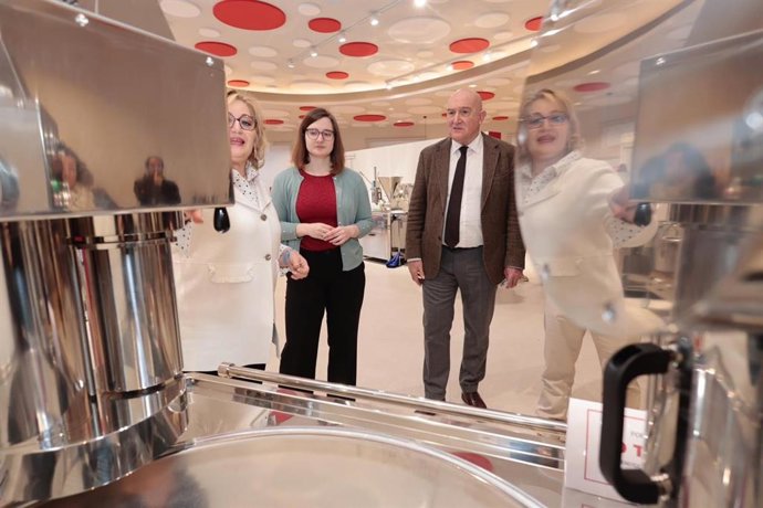 Belén Blanco (izda) e Iris Muñoz Blanco muestran al alcalde, Jesús Julio Carnero, varias de sus máquinas para churrería.