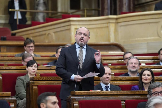 El presidente del PP catalán, Alejandro Fernández, durante una sesión de control, en el Parlament de Catalunya, a 28 de enero de 2026
