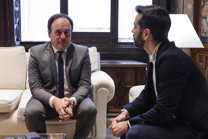 El president de la Generalitat, Juanfran Pérez Llorca (i), se reúne con el síndic del grupo parlamentario PSPV-PSOE, José Muñoz (d), a 27 de enero de 2026