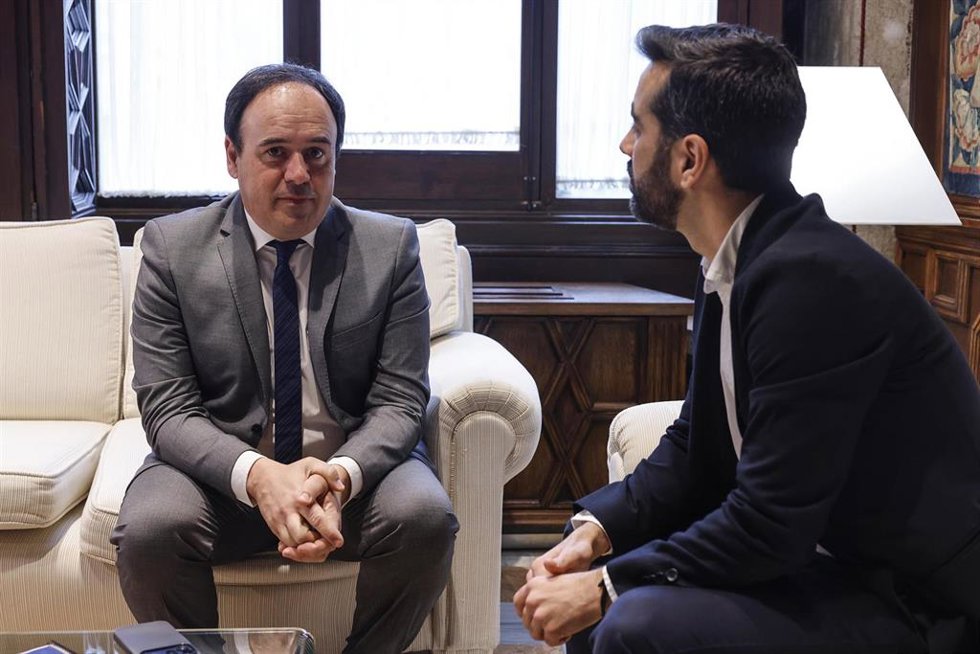 El president de la Generalitat, Juanfran Pérez Llorca (i), se reúne con el síndic del grupo parlamentario PSPV-PSOE, José Muñoz (d), a 27 de enero de 2026