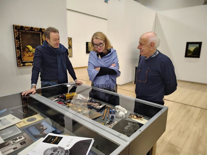 Jesús Mazón, Eva Guillermina Fernández y Faustino Cuevas recorren la exposición