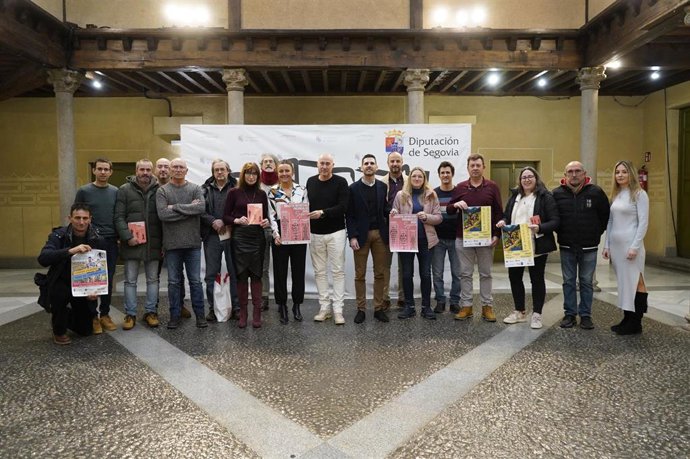 El diputado de Deportes de la Diputación de Segovia, Óscar Moral (centro), con alcaldes, técnicos y responsables deprotivos organizadores de las pruebas de los Circuitos Provinciales 2026.