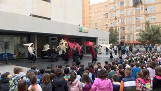Archivo - Escolares contemplan la actuación del Conservatorio Profesional de Danza 'Kina Jiménez' en Almería por el Día de Andalucía