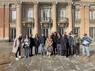 El diputado de Turismo de Segovia, Javier Figueredo, y la técnica de Prodestur, Sofía Collazo (centro), con el grupo de la productora taiwanesa en los Jardines de La Granja.