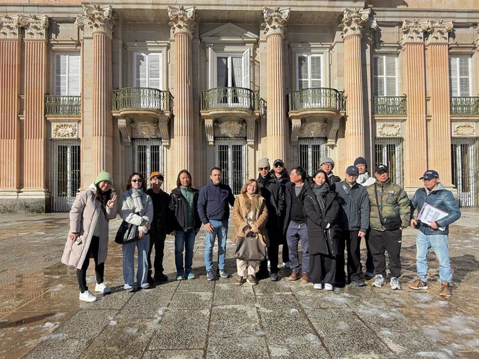 El diputado de Turismo de Segovia, Javier Figueredo, y la técnica de Prodestur, Sofía Collazo (centro), con el grupo de la productora taiwanesa en los Jardines de La Granja.