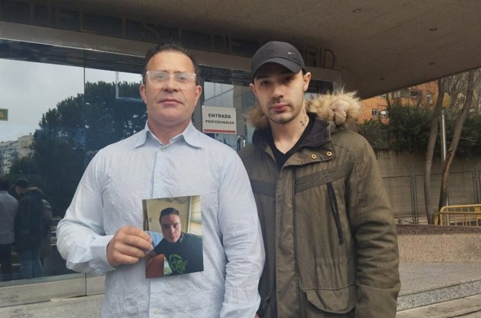 Archivo - El padre y el hermano de Gabriel Kraus, asesinado por la banda latinas de los Dominican Don't Play