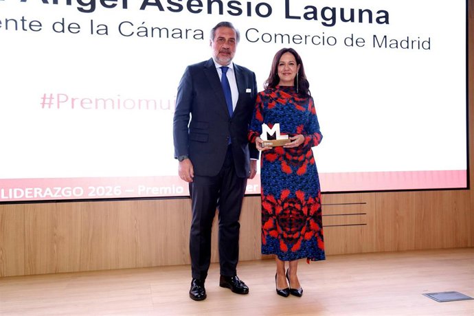 El presidente de la Cámara de Comercio, Ángel Asensio, junto a Irene Prieto, CEO de ESSAE Formación y Premio Mujer Líder 2025