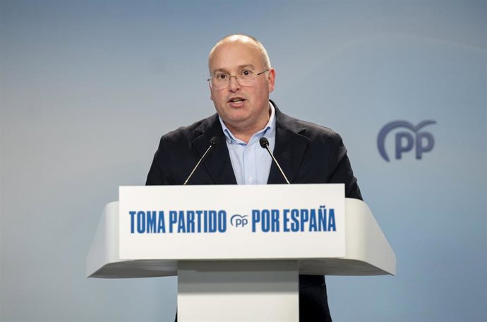 Archivo - El secretario general del PP, Miguel Tellado, ofrece declaraciones a la prensa .