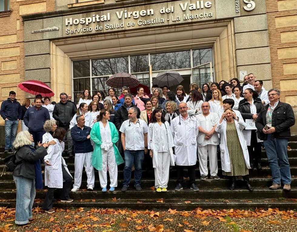 Trabajadores del Hospital Virgen del Valle de Toledo se concentran contra su cierre