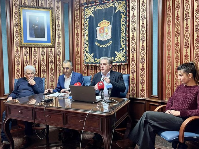 El alcalde de Reinosa, José Luis López Vielba, junto a los concejales del equipo de Gobierno del PP