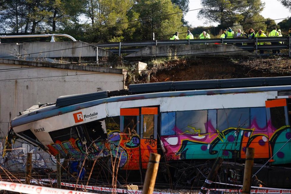 Operarios trabajan en la retirada del tren de Rodalies accidentado entre las estaciones de Sant Sadurní dAnoia y Gelida (Barcelona).