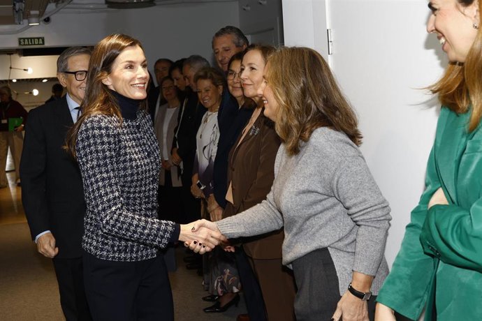 La AECC presenta a la reina Letizia sus principales proyectos para el 2026, centrados en la humanización y la investigación