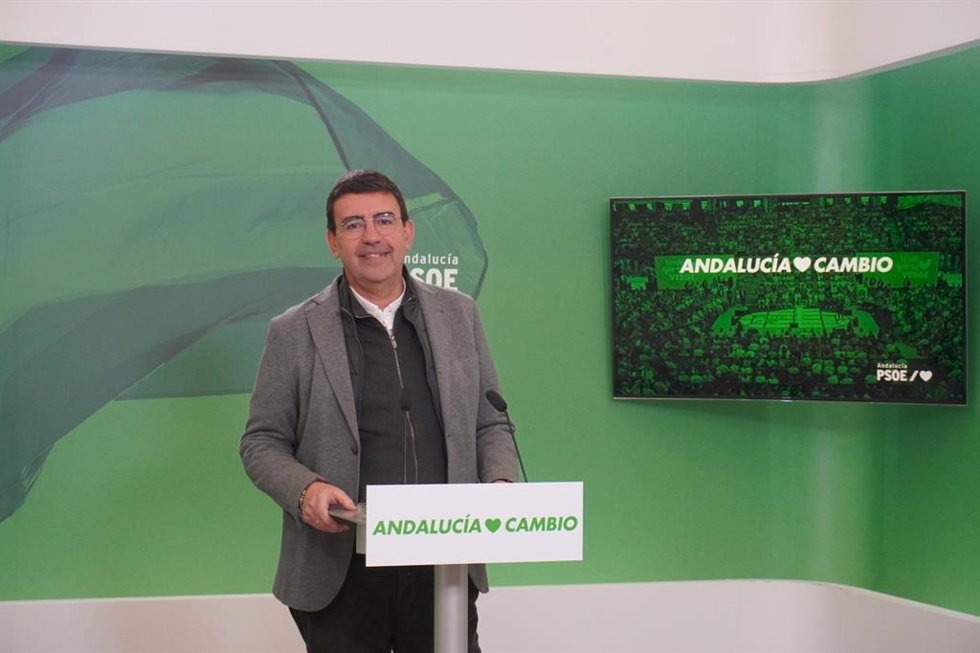 El portavoz de Presidencia del Grupo Socialista en el Parlamento andaluz, Mario Jiménez, en rueda de prensa en la sede del PSOE-A en Sevilla.