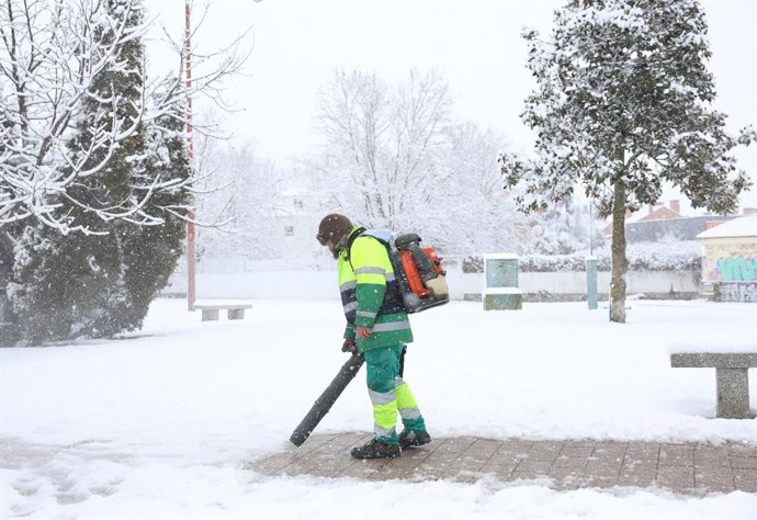 Un trabajador despeja la nieve, a 28 de enero de 2026, en Madrid (España). La Agencia Estatal de Meteorología (Aemet) ha activado el aviso amarillo para hoy por posibles nevadas en la Sierra de Madrid y la zona Metropolitana y Henares, a la par que ha sum